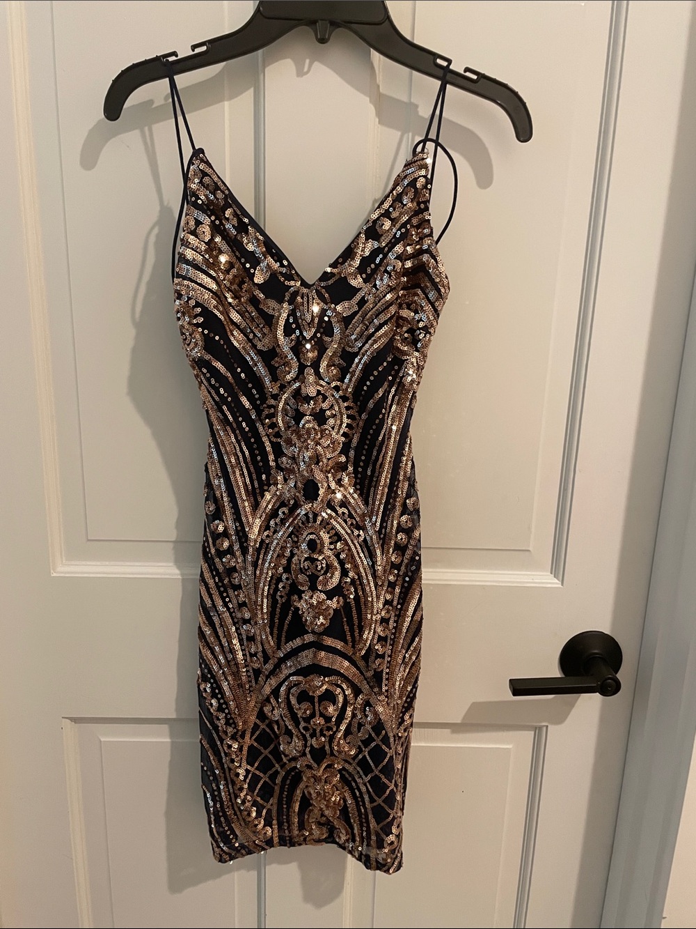 Windsor Sequin V-Neck Homecoming Dress in Navy and Gold